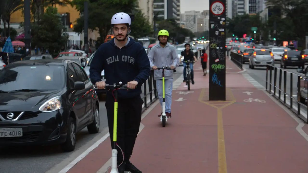 Fiscalização de bicicletas e patinetes elétricos nas ruas de São Paulo