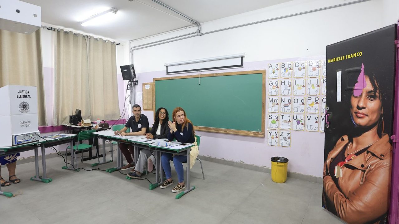Ônibus municipais circulando nas ruas de São Paulo durante o domingo de eleição