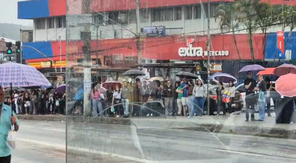 Ponto de ônibus lotado em SP