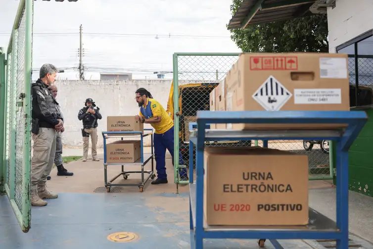 Brasília (DF), 02/10/2026 - O Tribunal Regional Eleitoral do Distrito Federal (TRE-DF) iniciou a distribuição das 7.000 mil urnas eletrônicas que serão utilizadas neste domingo (4/10), durante o 1º turno das Eleições 2026. Na
