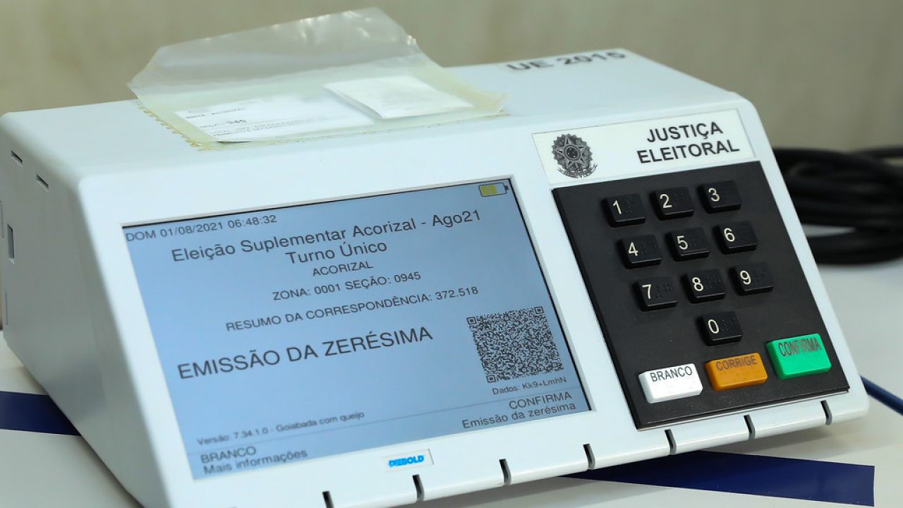 Eleitor digitando números na urna eletrônica durante o segundo turno das eleições