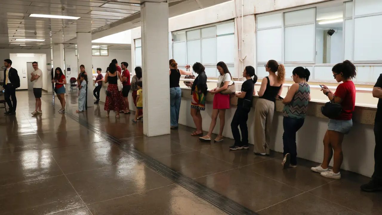 Eleitor consultando local de votação no aplicativo e-título
