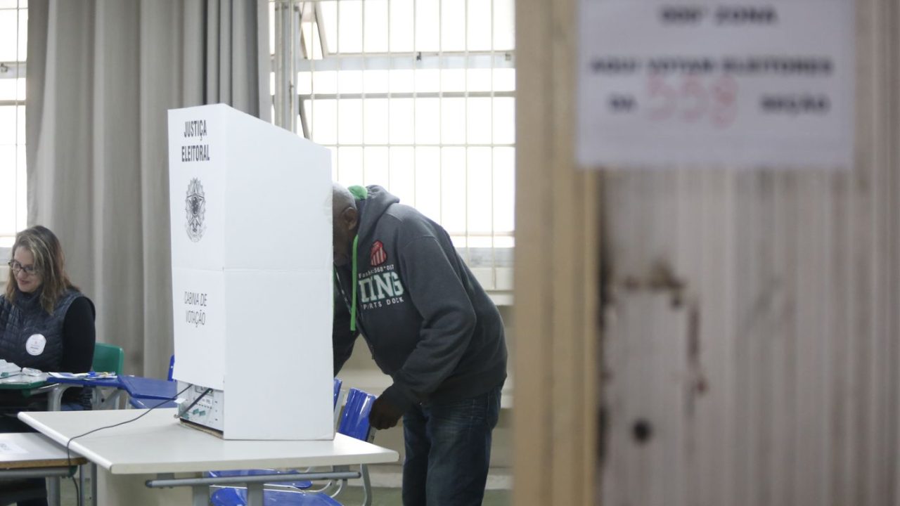 Urna eletrônica exibindo opções de voto no segundo turno das eleições de 2026