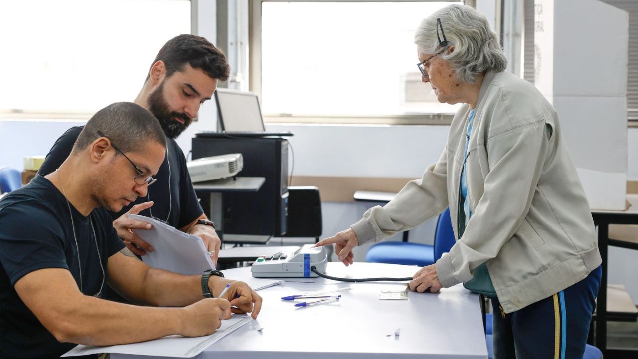 Urna eletrônica em cabine de votação no Brasil