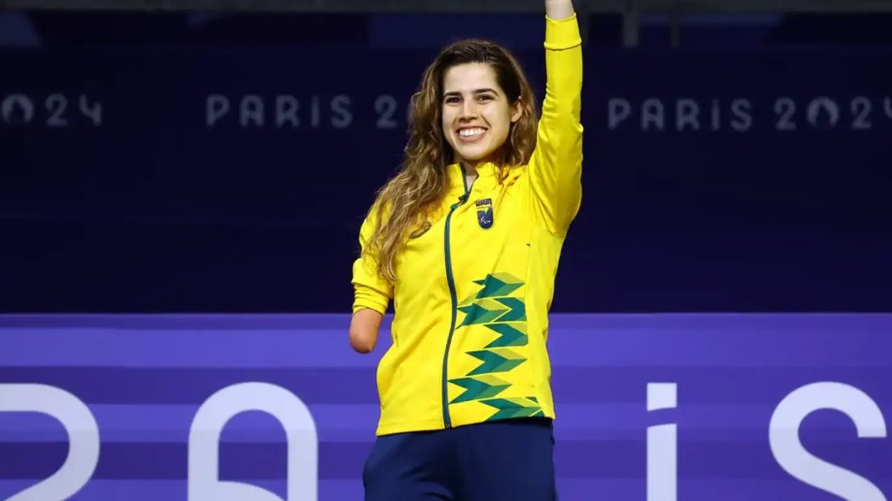 Atleta brasileira Ana Carolina Moura comemorando vitória em final de parataekwondo em Paris