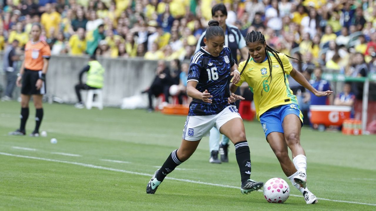 Jogadoras da seleção brasileira feminina treinando na Arena de Pernambuco, Recife