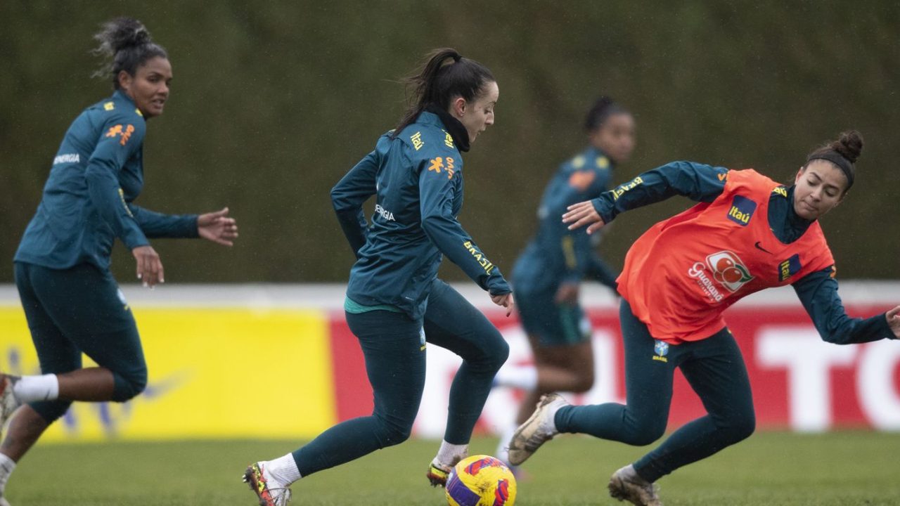 Jogadoras da seleção feminina de futebol do Brasil entrando em campo no Estádio Beira‑Rio