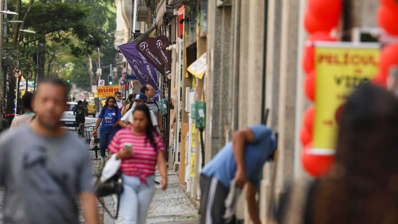 Trabalhadores brasileiros em diferentes setores comentando a mudança da escala 6x1 para 5x2