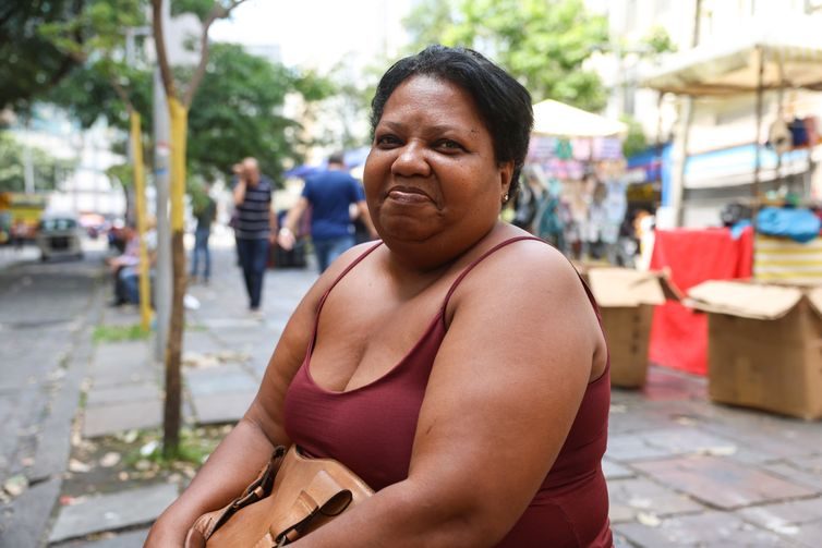 Rio de Janeiro (RJ), 15/10/2026 – A ajudante de cozinha, Cristiane Wandermurin de Oliveira fala à Agência Brasil sobre a aprovação da Proposta de Emenda à Constituição (PEC) que acaba com da escala de trabalho 6x1, no centro do Rio de Janeiro.