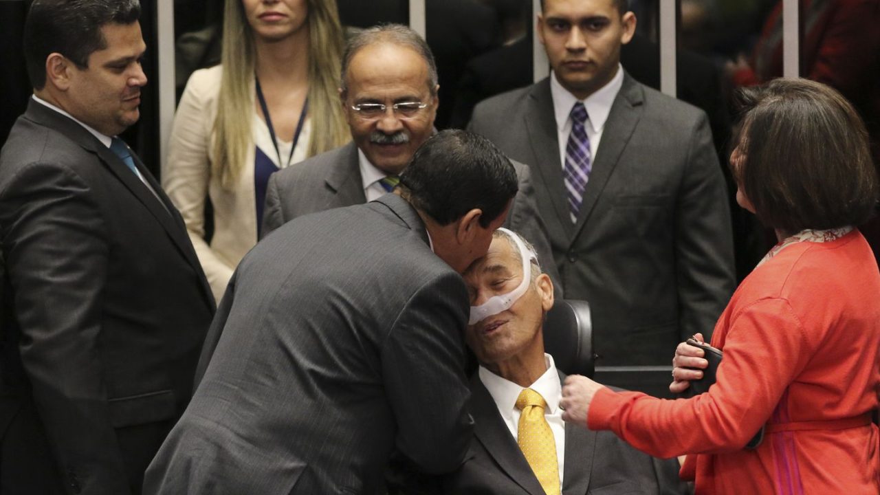 Senador Hamilton Mourão assistindo à votação da PEC 6x1 no plenário do Senado