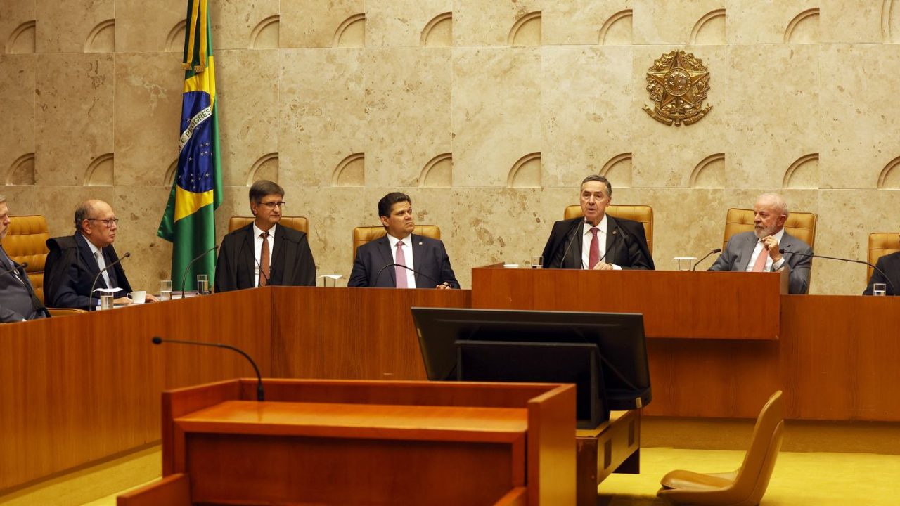 Deputado e senadores comemorando a aprovação da PEC no plenário do Senado