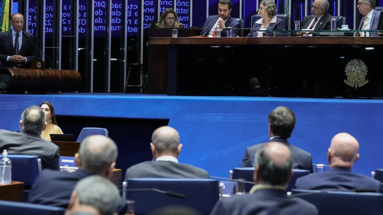 Presidente do Senado Davi Alcolumbre discursando no plenário