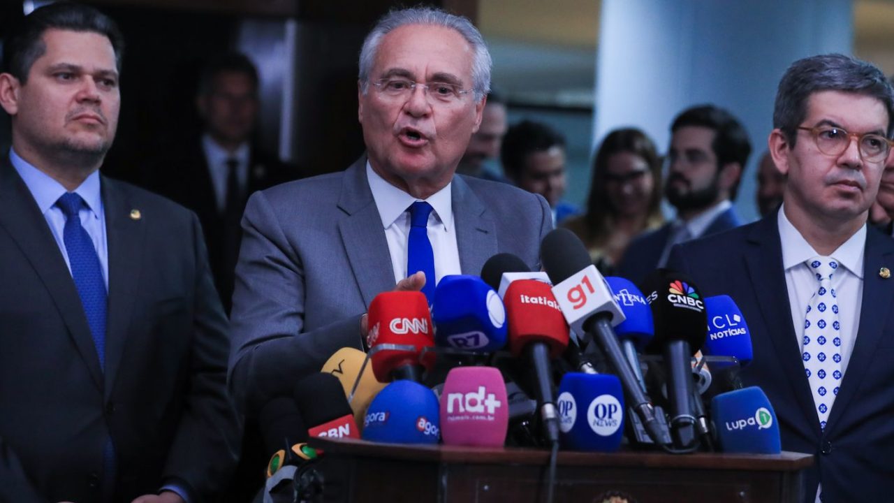 Presidente do Senado Davi Alcolumbre e senador Paulo Paim participando da sessão de debate da PEC
