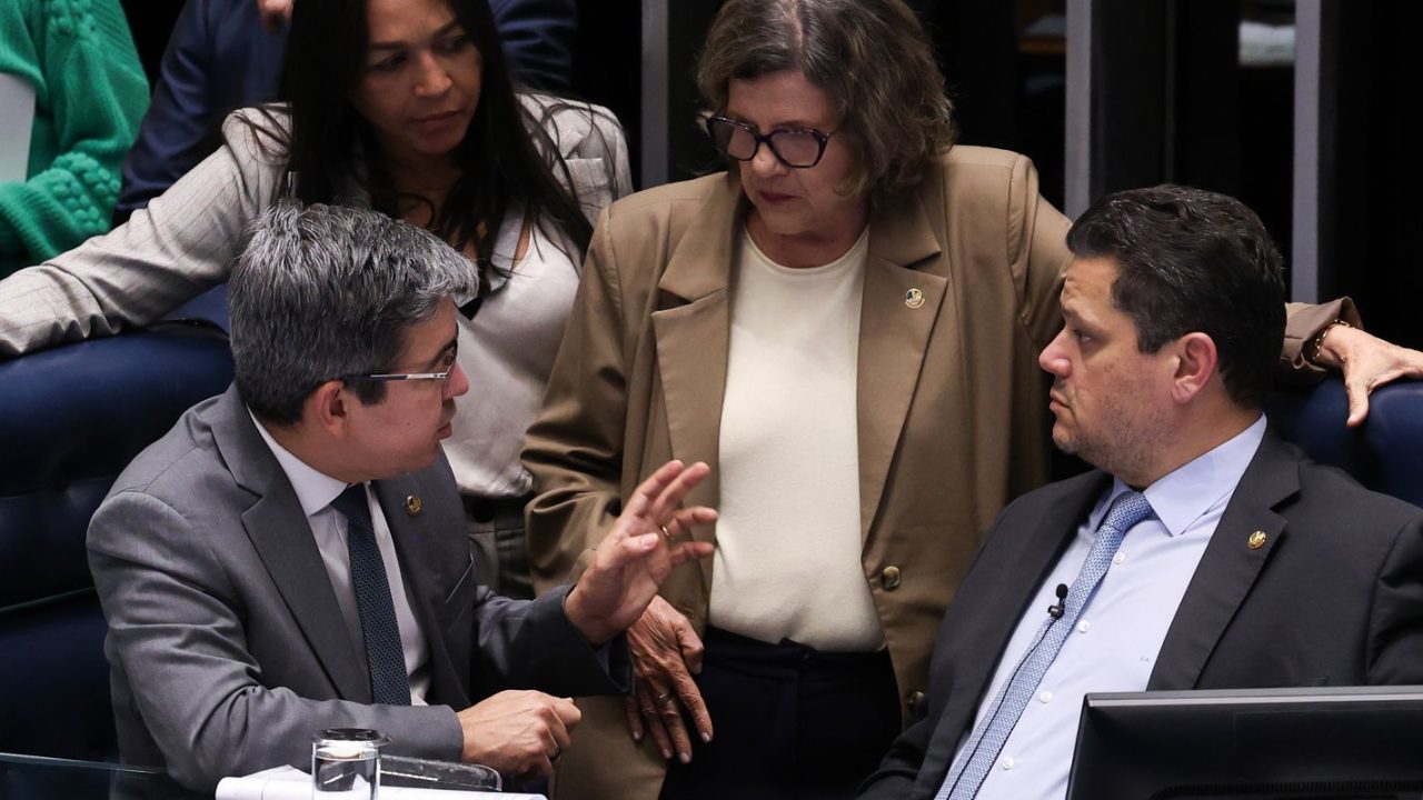 Presidente do Senado Davi Alcolumbre em sessão plenária