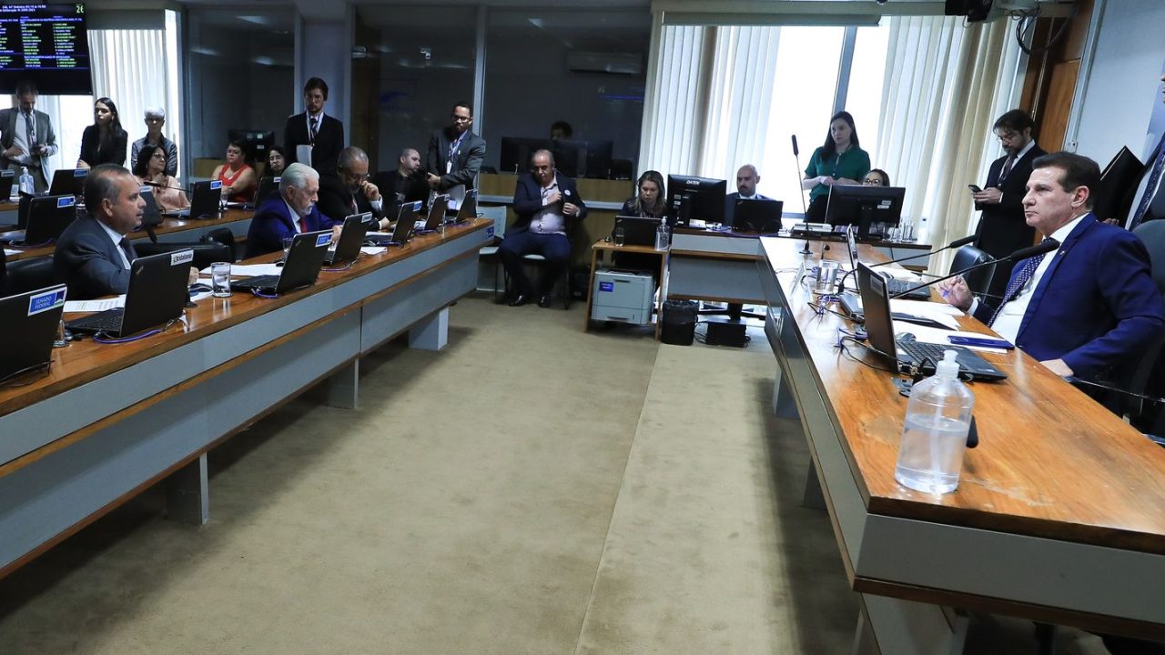 Senadores Rogério Marinho e Flávio Bolsonaro discutindo emenda no plenário