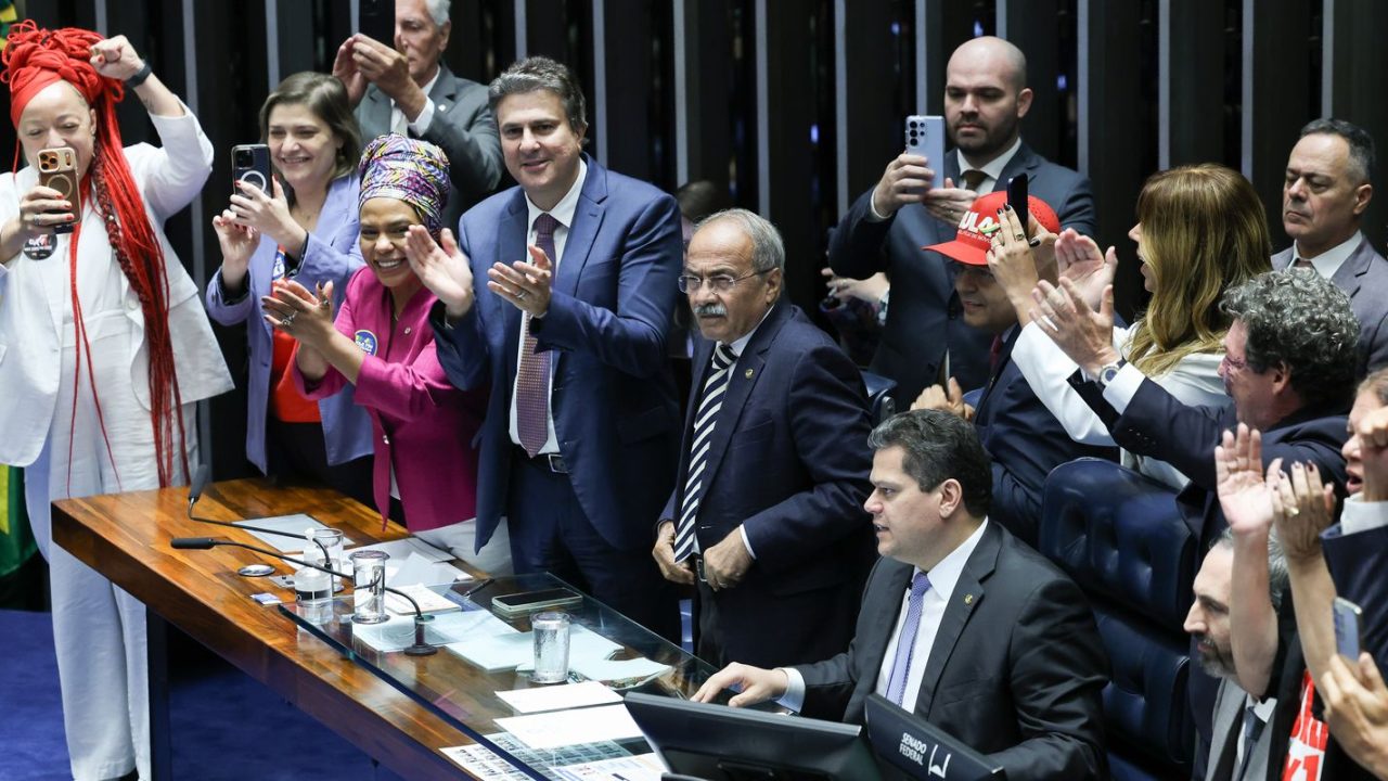 Plenário do Senado Federal com senadores em sessão
