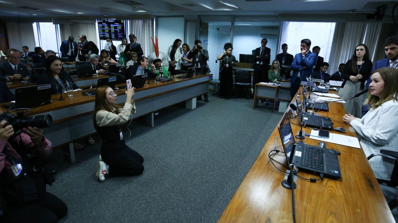 Senadores em sessão no plenário do Senado Federal
