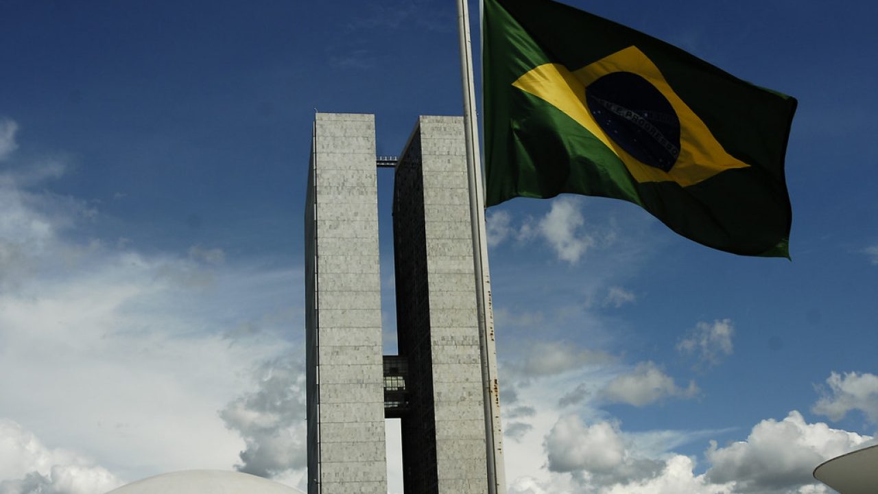 Senadores discutindo a emenda que reduz a maioridade penal durante sessão no Senado Federal