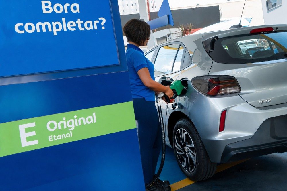 Carro sendo abastecido com etanol