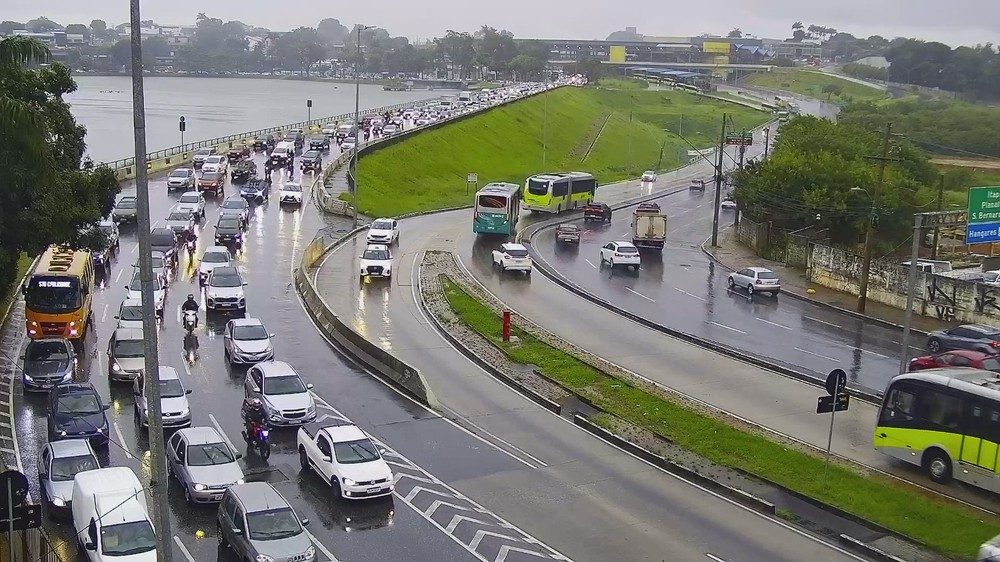 Trânsito e chuva na barragem da Pampulha, em BH.