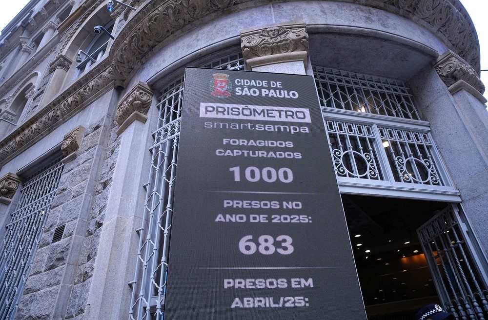 Prisômetro no Centro de SP mostra o número de 1 mil pessoas presas pelo sistema de câmeras Smart Sampa, em abril de 2025