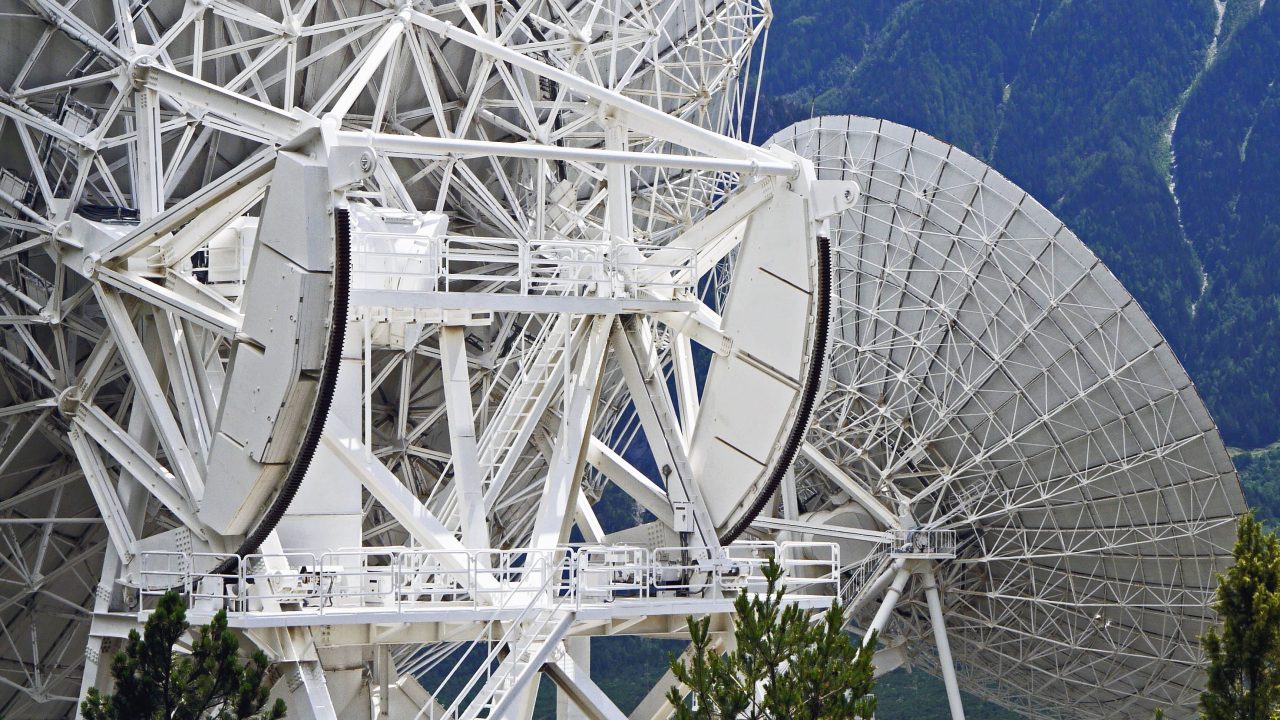 Satélites Starlink em órbita baixa da Terra
