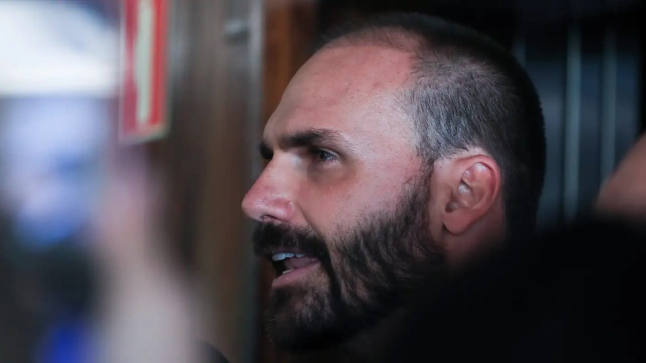 Eduardo Bolsonaro em evento público, ao lado do ministro Alexandre de Moraes no STF