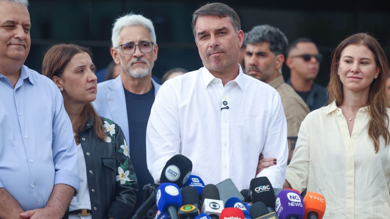 Flávio Bolsonaro em Brasília, diante do STF