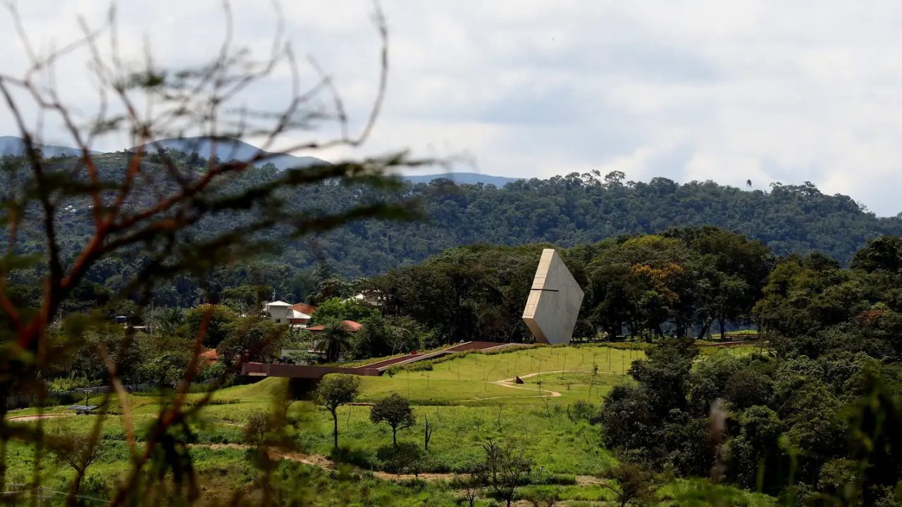 Imagem da barragem da Vale em Brumadinho antes do rompimento