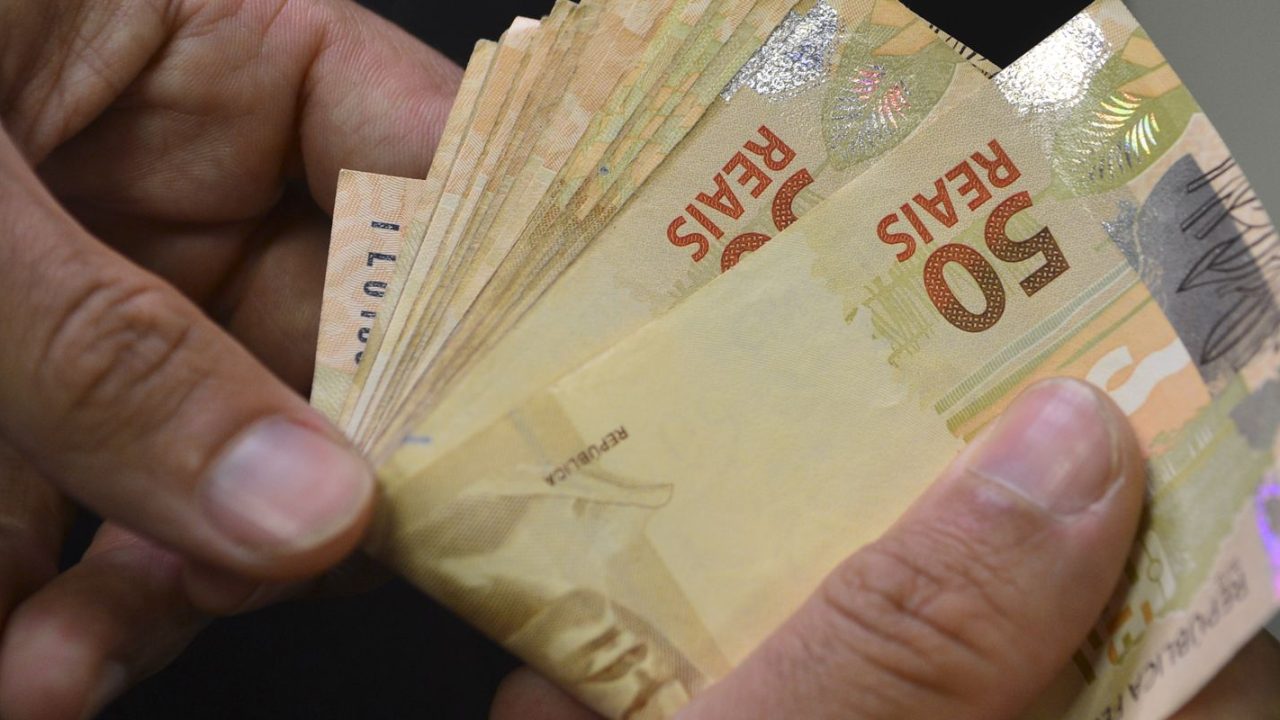 Gráfico mostrando aumento de superendividados no Brasil entre 2021 e 2026