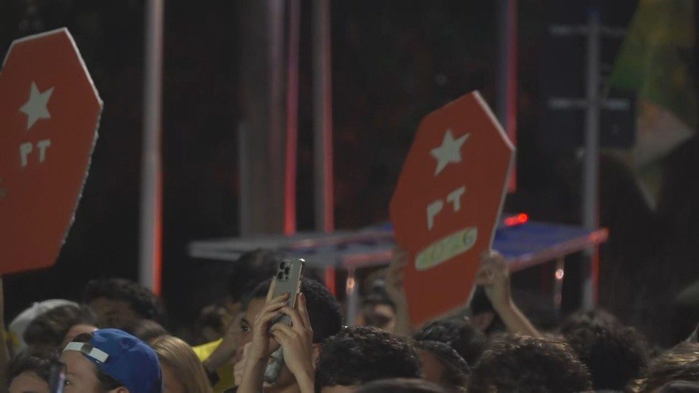 Cartazes em formato de caixão com a sigla do PT (Partido dos Trabalhadores) em ato pró-Flávio