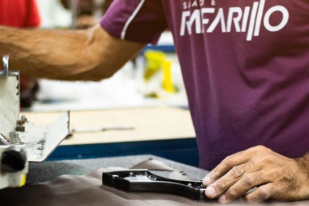 Produção de calçados na fábrica da Rafarillo, em Franca (SP)