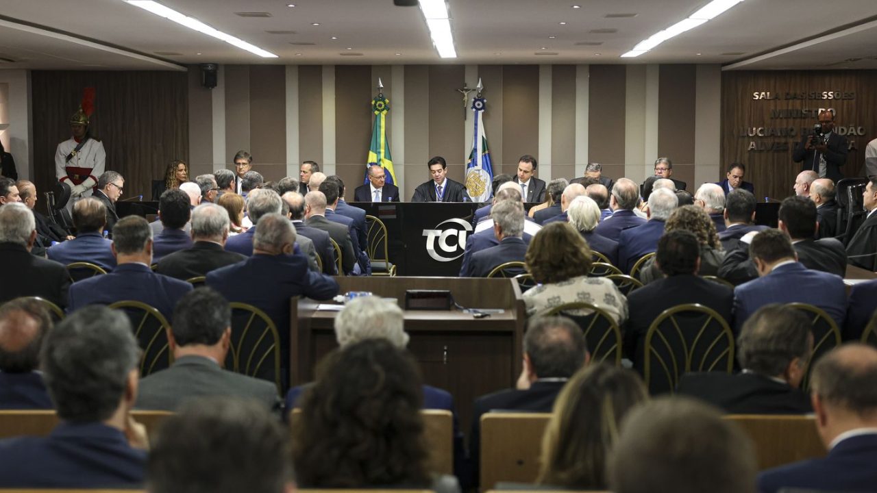 Sala de sessão da 2ª Câmara do TCU com ministros em debate