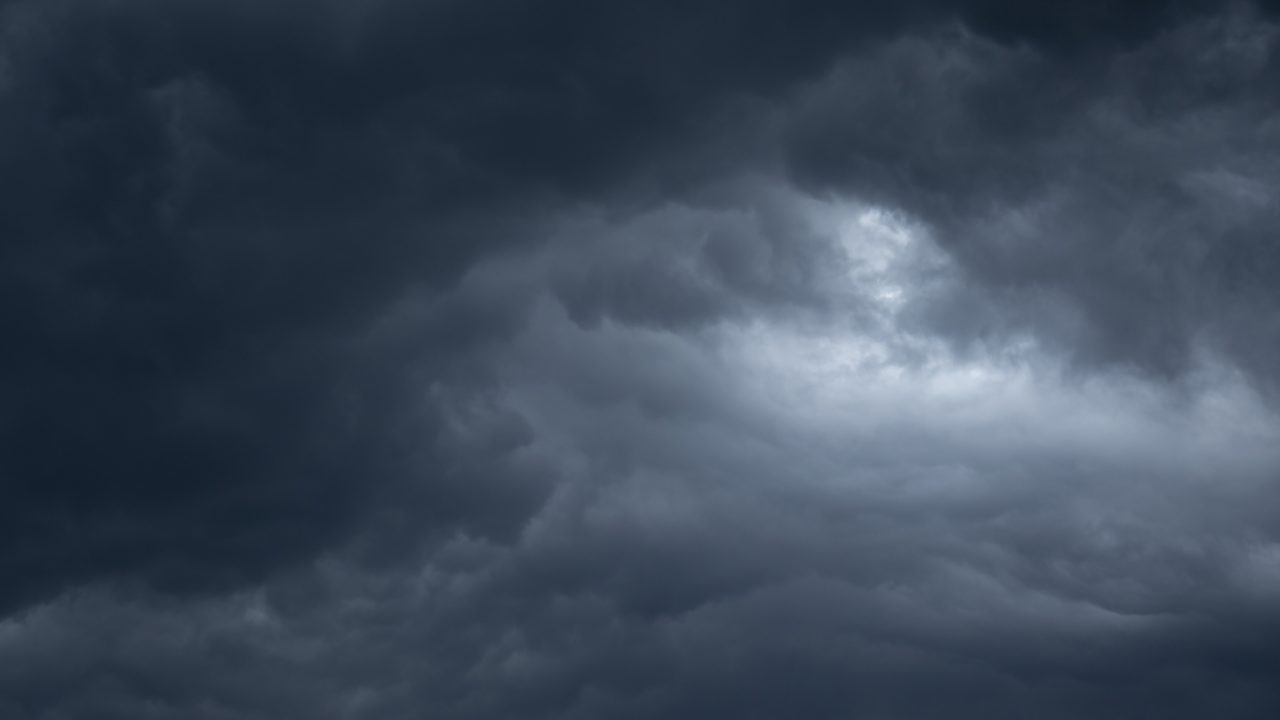 Céu de Belo Horizonte com sol e nuvens, mostrando pancadas de chuva