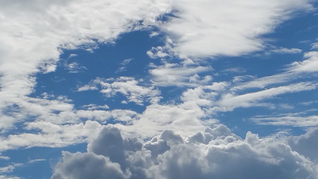Céu de Betim com sol e nuvens