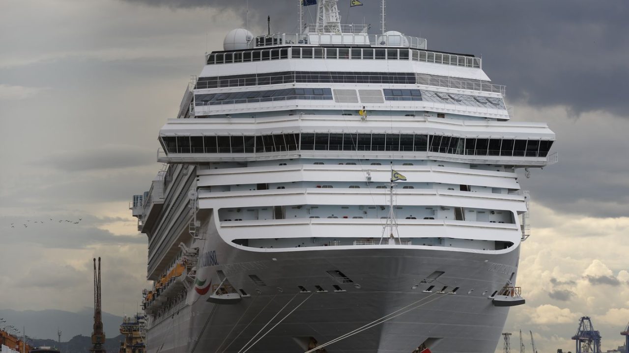 Navio de cruzeiro atracado em porto brasileiro com passageiros desembarcando
