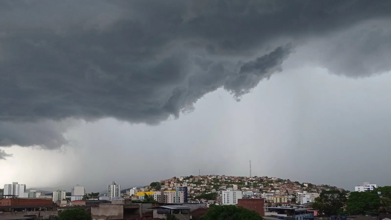 Granizo caindo em rua de Esmeraldas durante temporal