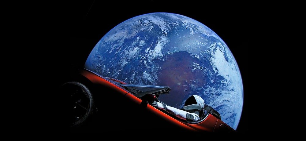 Tesla Roadster de 1ª geração no espaço