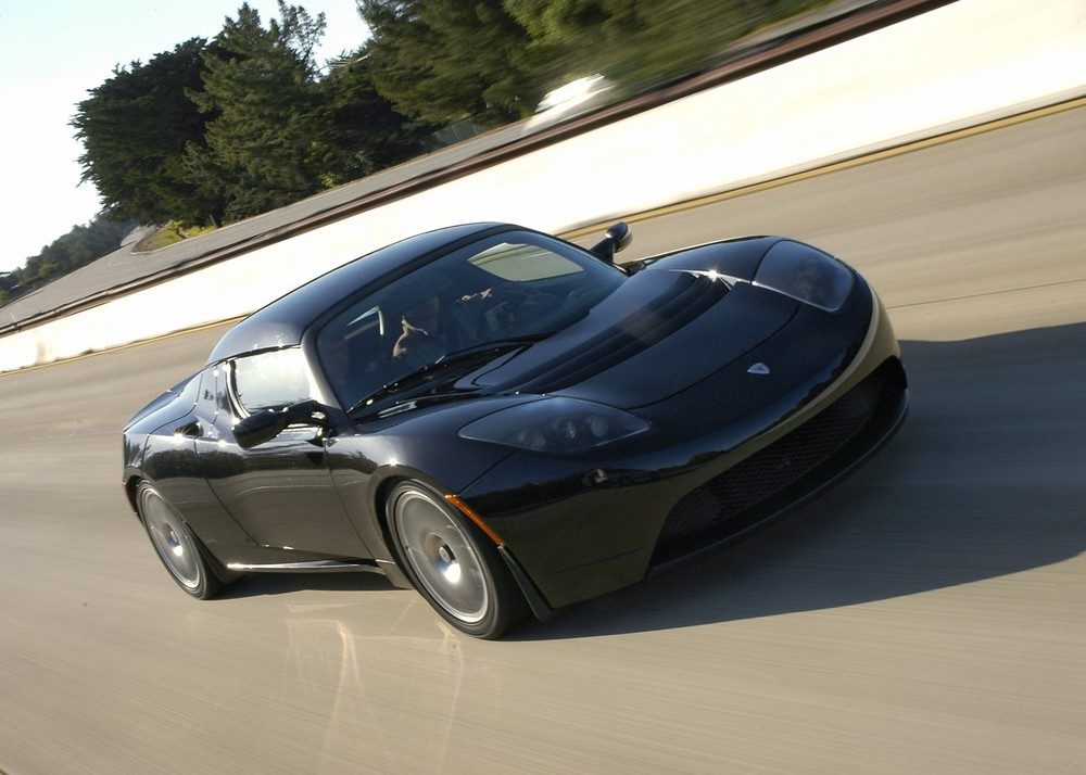 O primeiro modelo da Tesla foi justamente o Roadster, o modelo chegou em 2008 e usava base da Lotus.