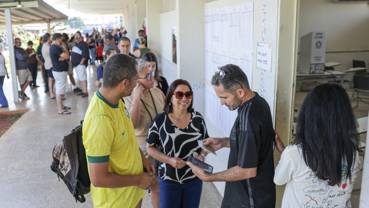 Eleitor brasileiro saindo do trabalho para votar