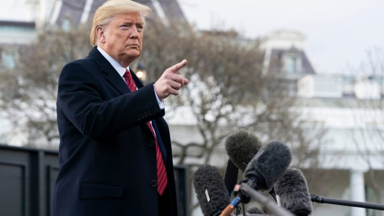 Donald Trump assinando documento na Casa Branca