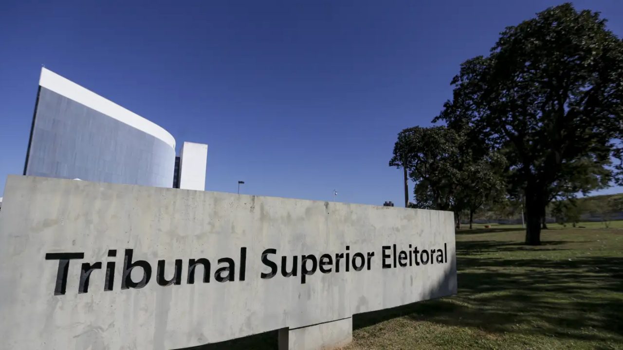 Ministro Kassio Nunes Marques assinando decisão do TSE