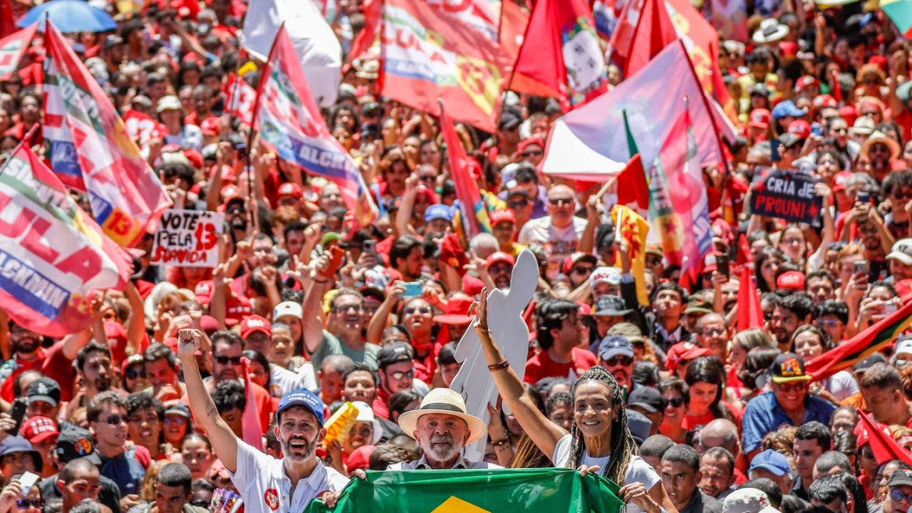Flávio Bolsonaro e Luiz Inácio Lula da Silva em evento político