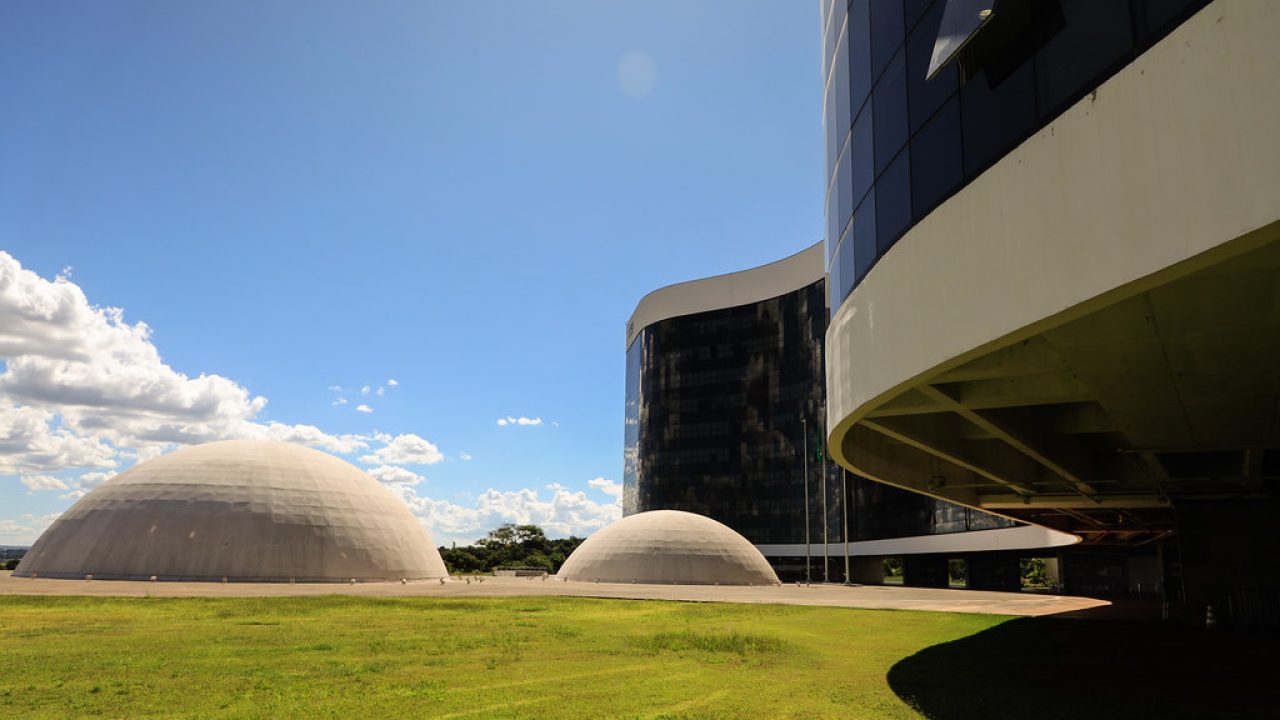 Painel informativo do TSE mostrando número de alterações de locais de votação