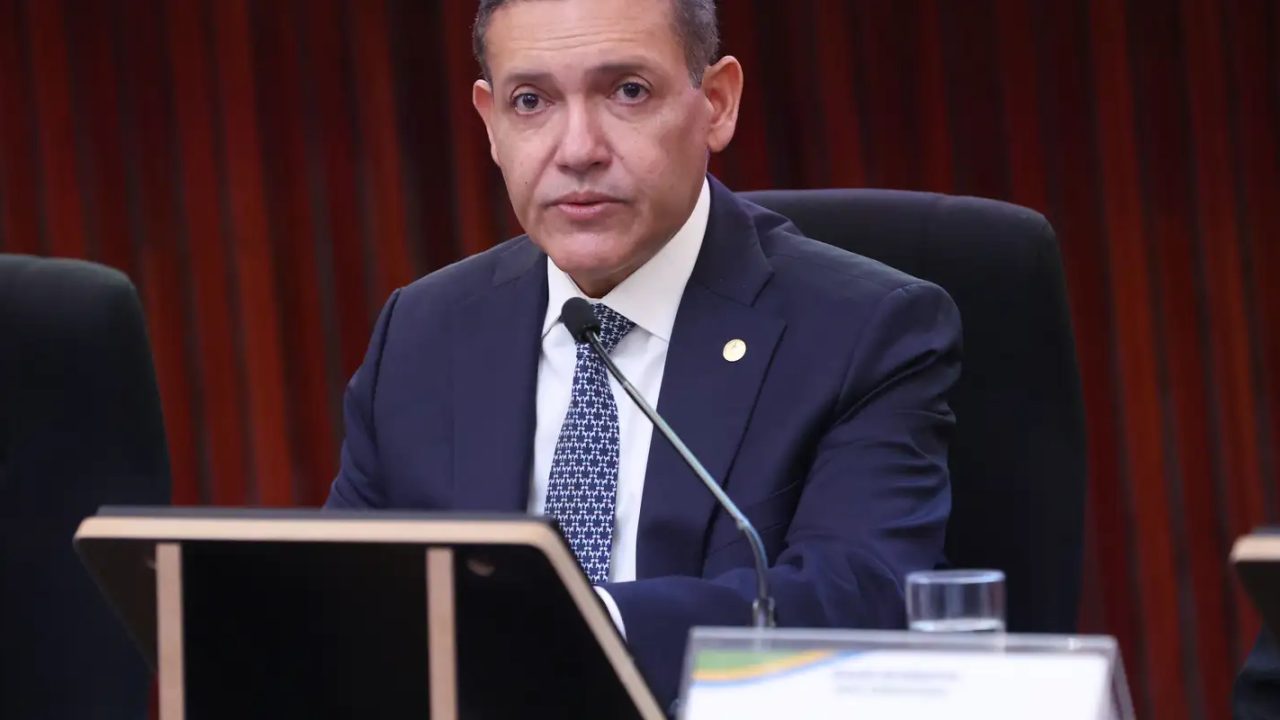 Ministro Kassio Nunes Marques anunciando decisão no TSE