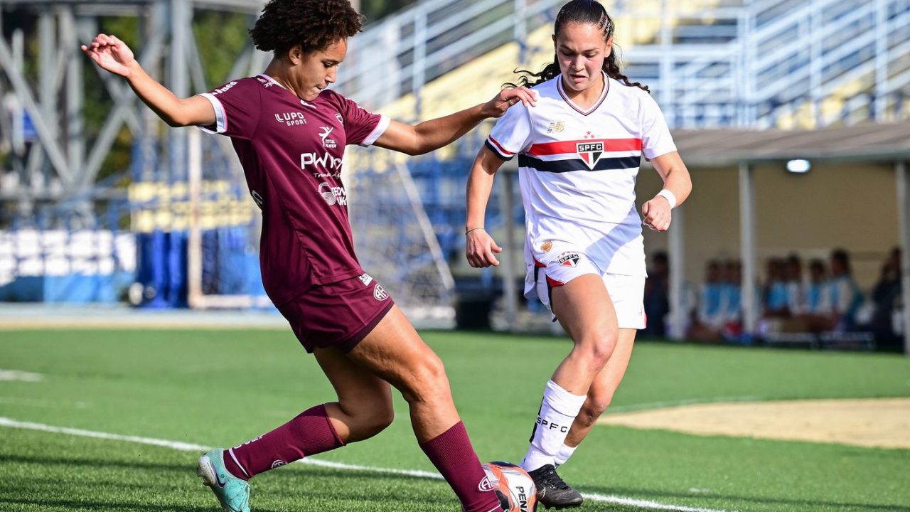 Jogadoras do São Paulo e Ferroviária disputando a semifinal do Campeonato Paulista Sub-20