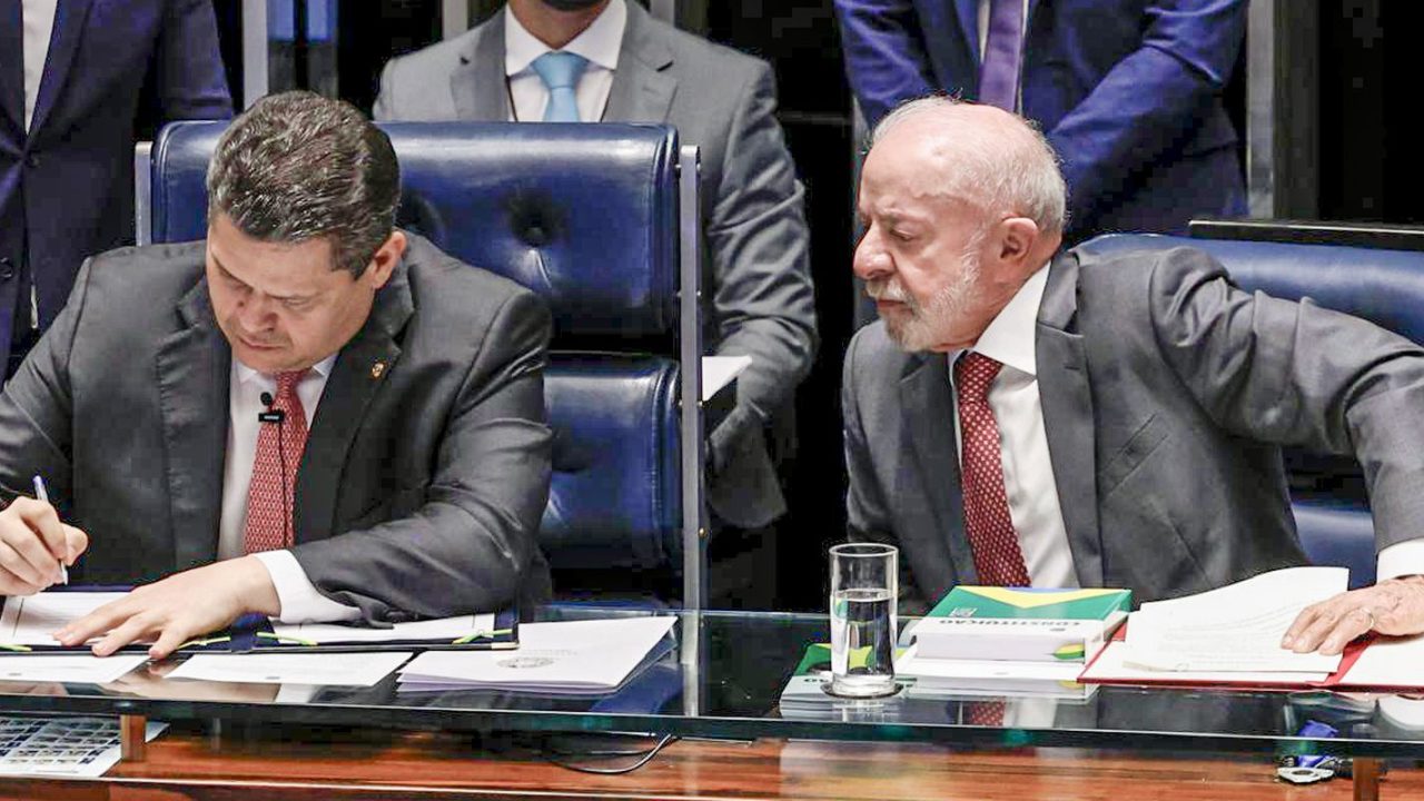 Davi Alcolumbre discursando no plenário do Senado Federal