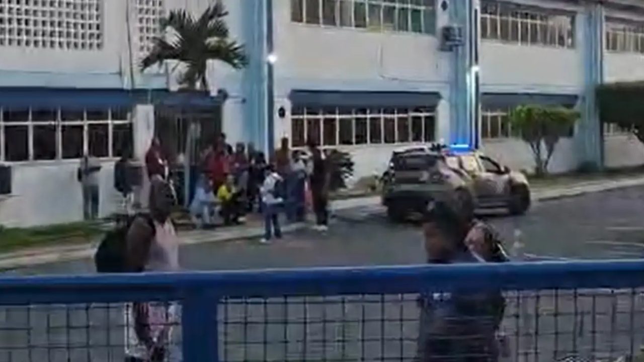 Eleitores aguardando fora de escolas com urnas eletrônicas fechadas em Salvador