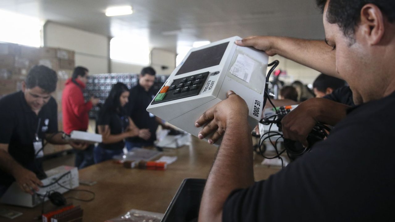 Secretário de Tecnologia do TRE-DF Andrey Bernardes explicando a logística das urnas eletrônicas enviadas ao exterior