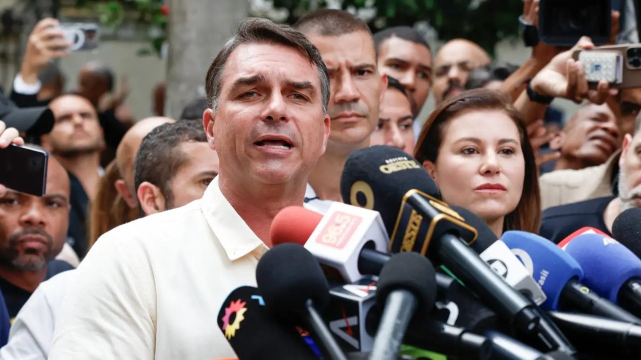 Flávio Bolsonaro em entrevista concedida ao final do primeiro turno das eleições presidenciais de 2022